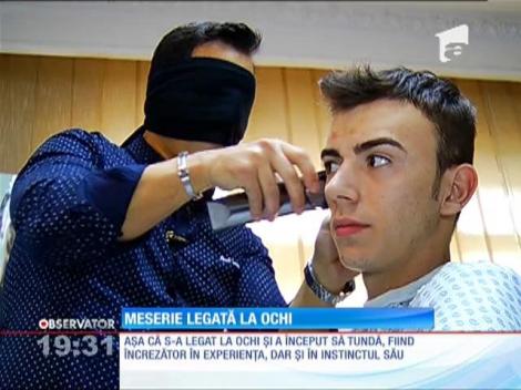 Un frizer din Capitală tunde legat la ochi! Te-ai lăsa pe mâinile lui?