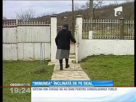 O biserică din Bihor, mai tare ca Turnul din Pisa!