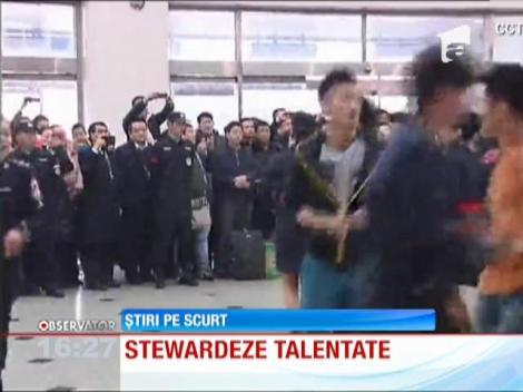 Mai multe însoţitoarele de bord au dansat pe aeroporturile din China