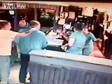 VIDEO: A vrut să facă pe interesantul în faţa doamnelor, dar...a dat greș!I Iată cum s-a făcut de râs în fața acestora!