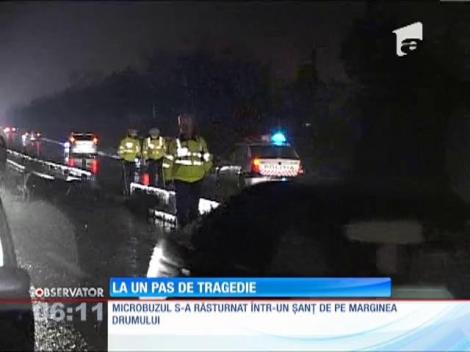 Microbuz răsturnat în şant