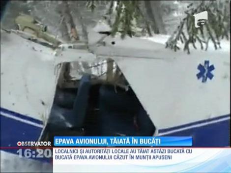 Epava avionului a fost tăiată în bucăţi şi dusă pe un platou în Petreasa