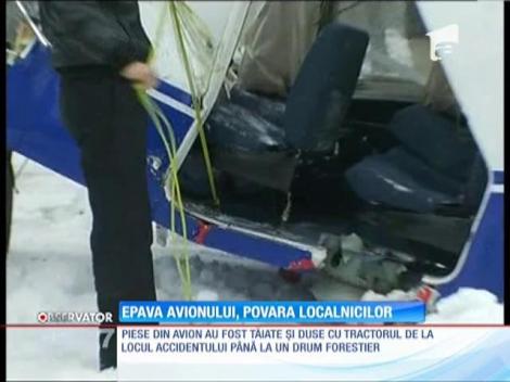 UPDATE / Epava avionului a fost tăiată în bucăţi şi dusă pe un platou