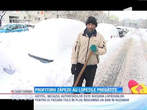 Viscolul şi iarna grea nasc noi meserii, cum ar fi cea de "lopătar"