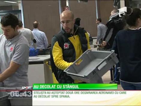 Steliştii au așteptat două ore degivrarea aeronavei cu care au decolat spre Spania