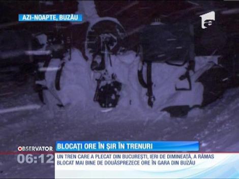 Ninsoarea a înghețat traficul feroviar! Sute de călători au fost blocați în trenuri mai multe ore