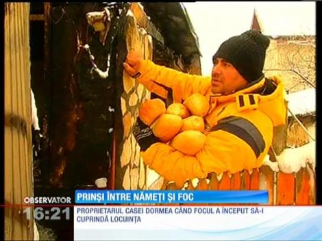 O familie din judeţul Buzău, prinsă între nămeți și foc