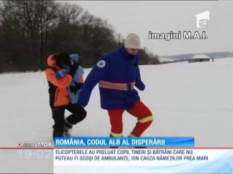 40 de oameni au fost scoşi dintre nămeţi cu elicopterul