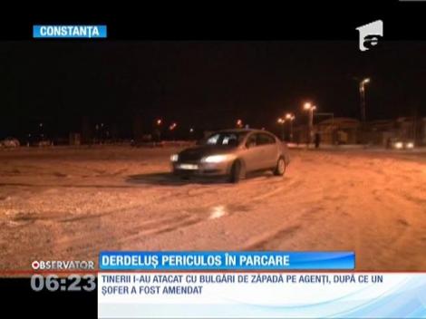 Mai mulţi tineri care se distrau într-o parcare au atacat cu bulgari câţiva poliţişti, veniţi să-i tragă la răspundere pentru deranjarea ordinii publice