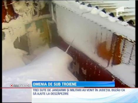 Ninsorile de cod roşu au îngropat în nămeţi localităţi întregi