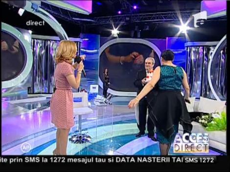 Simona Gherghe  îi cânta "La multi ani" Corneliei Catanga