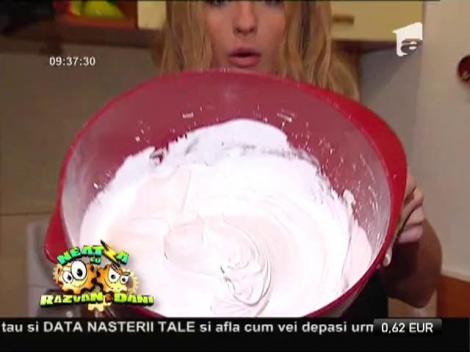 Flavia, Miruna și Roxana au făcut un tort aniversar la Neatza!