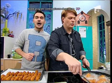 Crochete de pui pe pat de brânzeturi şi rucola