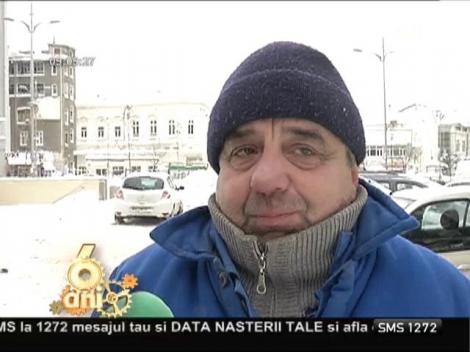 Pericolul vine de sus! Ţurţuri distruşi de pompieri