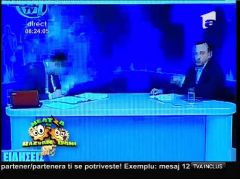 Smiley News: Reporter incomodat de o maimuţă
