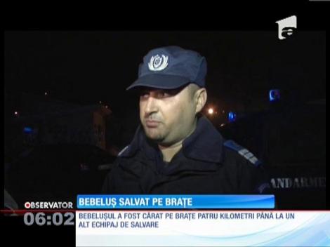 Gest EMOŢIONANT! A purtat un bebeluş de opt luni în braţe, noaptea, prin zăpadă, pentru a-i salva viaţa!