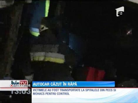 UPDATE / Autocar românesc răsturnat într-un şanţ de zece metri, în Ungaria