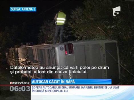 Autocar românesc răsturnat într-un şanţ de zece metri, în Ungaria