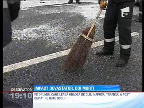 Două TIR-uri s-au ciocnit frontal. Doi oameni au murit