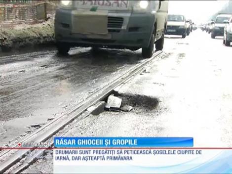 Multe străzi din Bucureşti arată de parcă deszăpezirea s-a făcut cu grenade!
