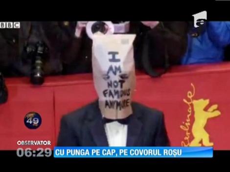 Actorul Shia LaBeouf, cu punga pe cap la festivalul de la Berlin