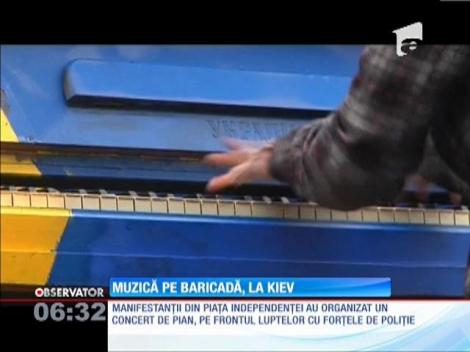 Manifestanţii de la Kiev au organizat un concert improvizat de pian