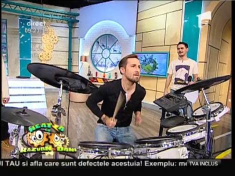 Dani cântă la tobe!