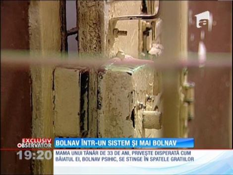 O mamă priveşte disperată cum fiul ei se stinge încet în spatele gratiilor