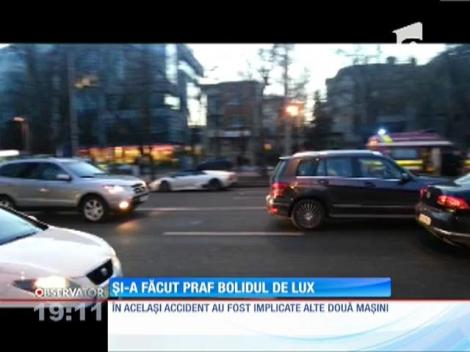 Un bolid de lux a fost făcut praf în Bucureşti