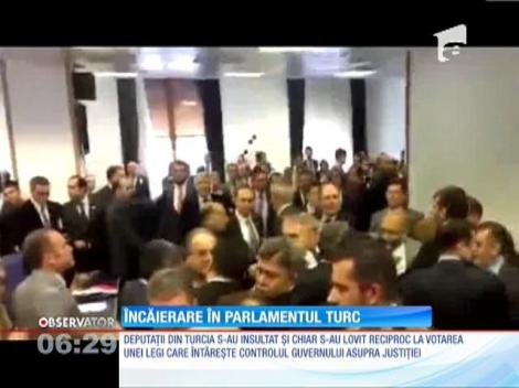 Încăierare generală în parlamentul Turciei
