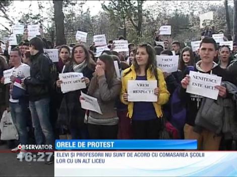 Elevii şi profesorii unui colegiu din Piteşti au protestat astăzi in faţa instituţiei