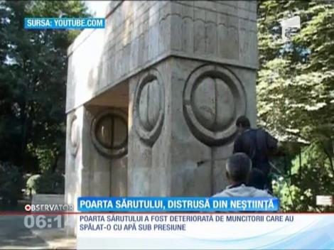 Lucrările de restaurare au deteriorat Poarta Sărutului