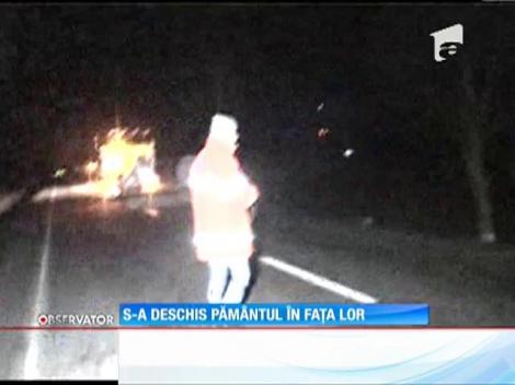 O familie din Suceava a căzut cu maşina într-o groapă apărută din senin pe şosea