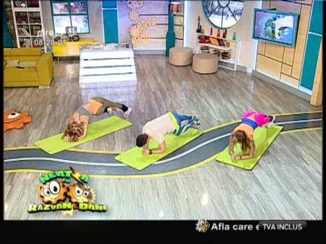 Fitness cu Flavia şi Roxana! Fetele şi-au conturat "patrăţelele"