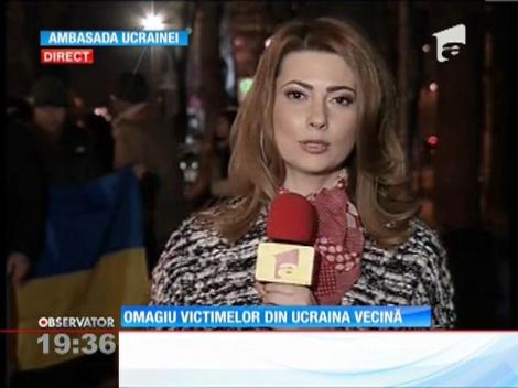 Victimele de la Kiev, omagiate în faţa ambasadei Ucrainei din Bucureşti