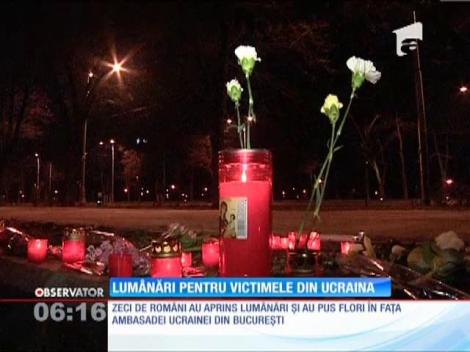 Victimele de la Kiev, omagiate în faţa ambasadei Ucrainei din Bucureşti
