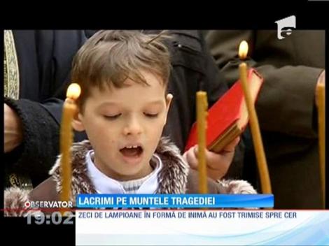 Lacrimi pe pământ! Inimi spre cer! La o lună de la tragedia din Apuseni, Adrian Iovan şi Aura Ion au fost omagiaţi pe muntele tragediei