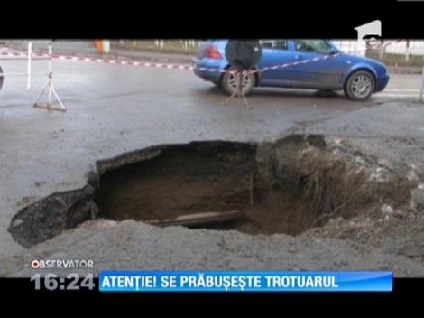 Un crater adânc de patru metri s-a format pe o stradă din Botoşani