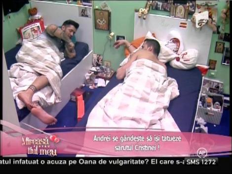 Andrei se gândeşte să îşi tatueze sărutul Cristinei!