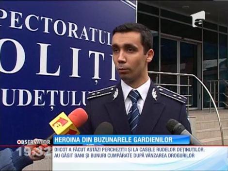 Heroină din buzunarele gardienilor