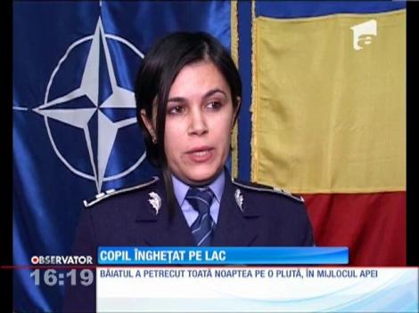 Copil &icirc;ngheţat pe lac