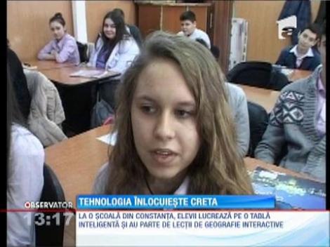 Tehnologia înlocuieşte creta într-o şcoală din Constanţa