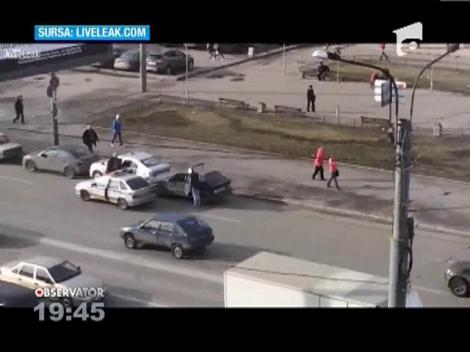 În Rusia maşina se tractează cu troleibuzul!