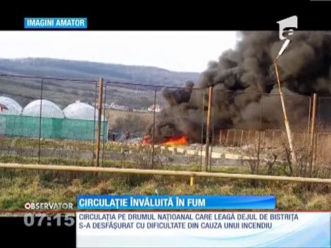 Drumul naţional care leagă Dejul de Bistriţa a fost învăluit într-un nor negru de fum