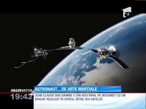 Van Damme, şpagat între doi sateliţi!