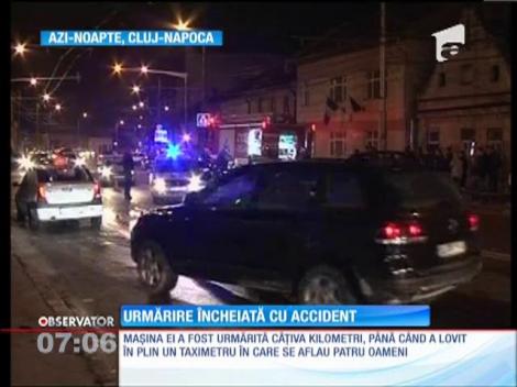 Scene incredibile pe o stradă din Cluj-Napoca! O tânără care s-a urcat băută la volan a lovit un taximetru în timp ce încerca să scape de poliţie