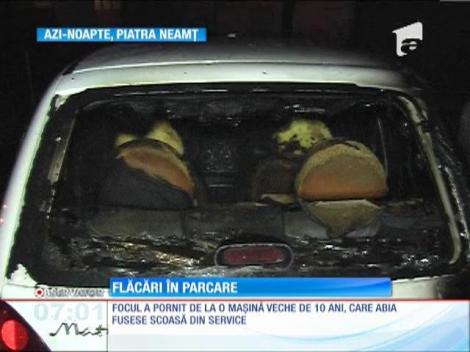 Trei maşini au ars violent în parcarea unui bloc din Piatra Neamţ