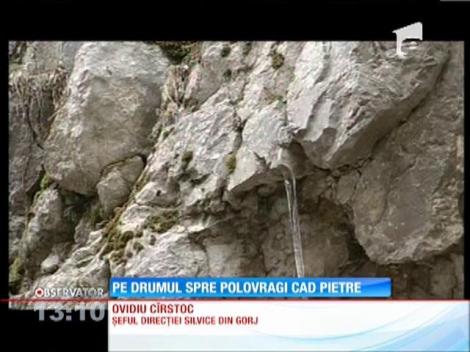 Pe drumul spre Polovragi cad pietre