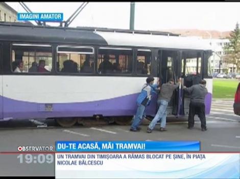 Tramvai împins de călători!