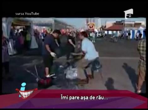 I-a luat ore întregi să realizeze o statuie de gheaţă, iar un reporter a distrus-o